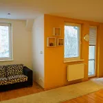 Spacious For Teams & Families With Balcony, Fast Wifi Near Center Apartment