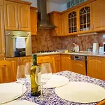 Spacious For Teams & Families With Balcony, Fast Wifi Near Center דירה *