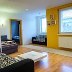 Spacious For Teams & Families With Balcony, Fast Wifi Near Center *
