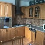 Spacious For Teams & Families With Balcony, Fast Wifi Near Center דירה