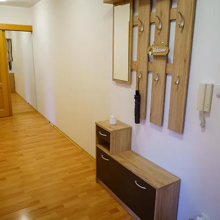 Spacious With A Fireplace In The شقة