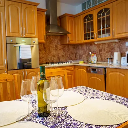 Spacious With A Fireplace In The شقة *