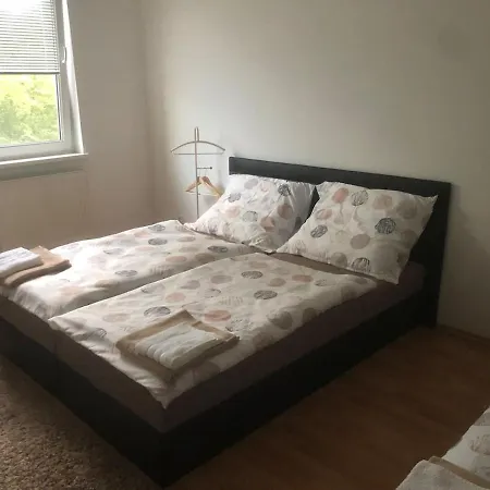 Spacious For Teams & Families With Balcony, Fast Wifi Near Center