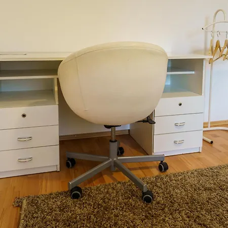 Spacious For Teams & Families With Balcony, Fast Wifi Near Center Bratislava