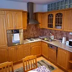 Spacious For Teams & Families With Balcony, Fast Wifi Near Center شقة *