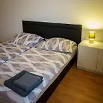 Spacious For Teams & Families With Balcony, Fast Wifi Near Center *