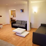 شقة Spacious For Teams & Families With Balcony, Fast Wifi Near Center *