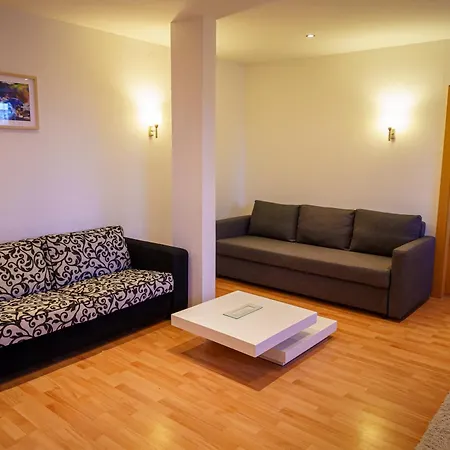 Spacious For Teams & Families With Balcony, Fast Wifi Near Center