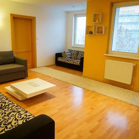 Spacious For Teams & Families With Balcony, Fast Wifi Near Center * Bratislava